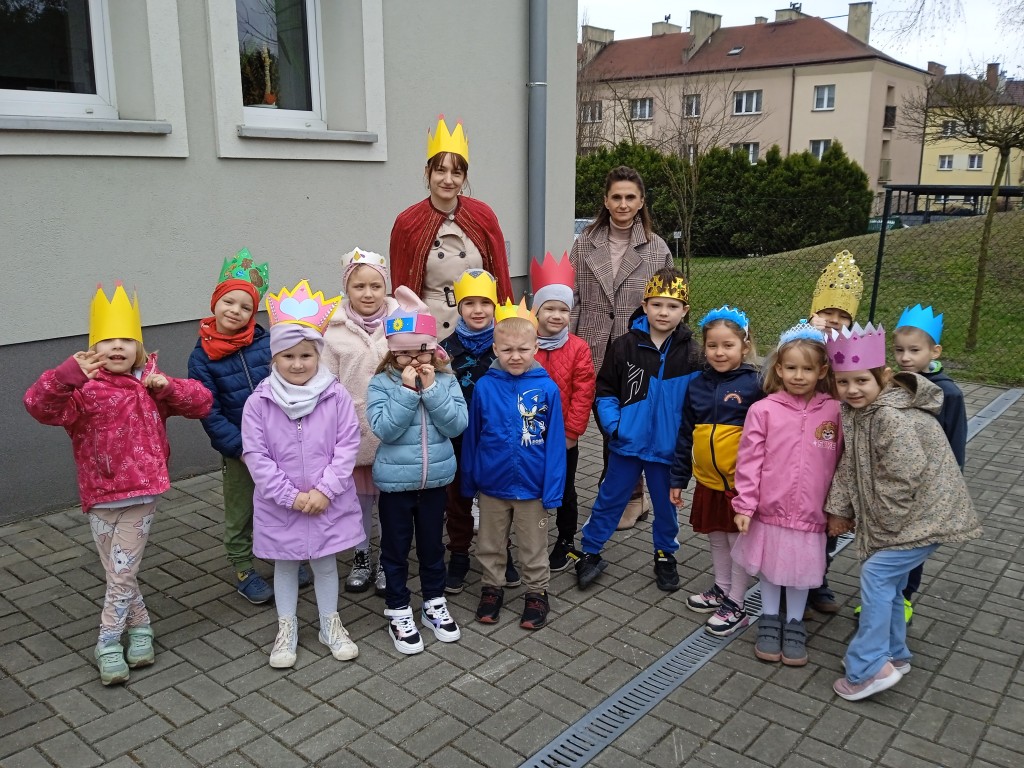 dzieci z okazji urodzin patrona maja korony na glowie