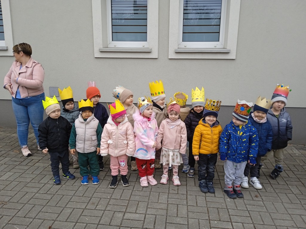 dzieci z koronami na glowie swietuja urodziny patrona przedszkola