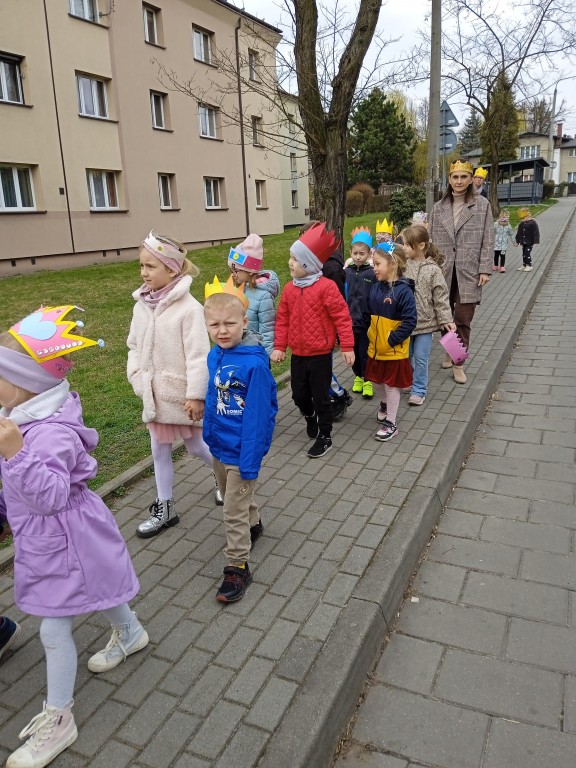 przemarsz ulicami chwalowic z okazji urodzin patrona