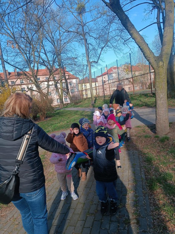 Dzieci idą przez park