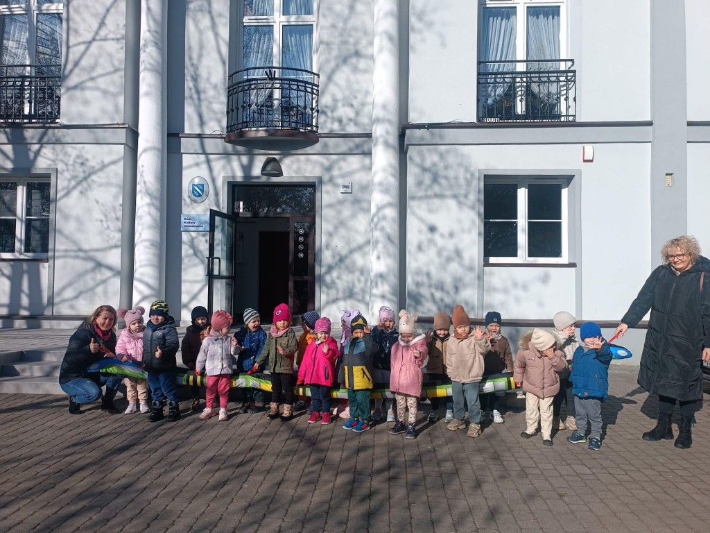Zdjęcie grupowe przed Domem Kultury