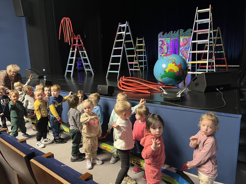 Zdjęcie grupowe pod teatralną sceną