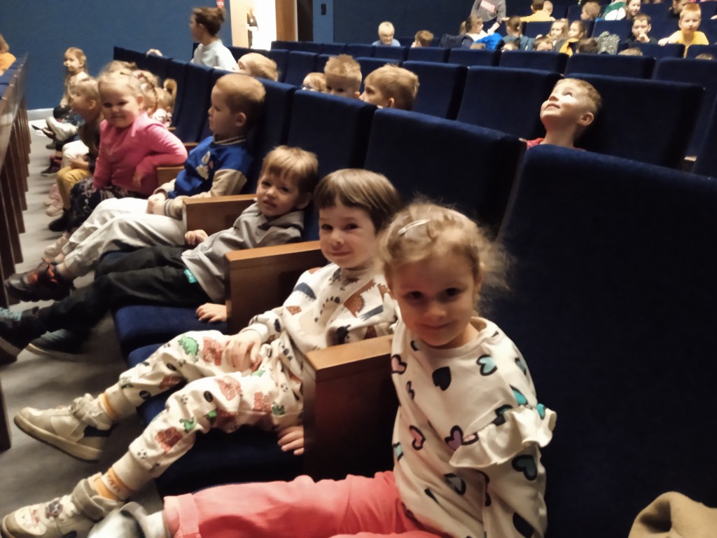 dzieci w domu kultury
