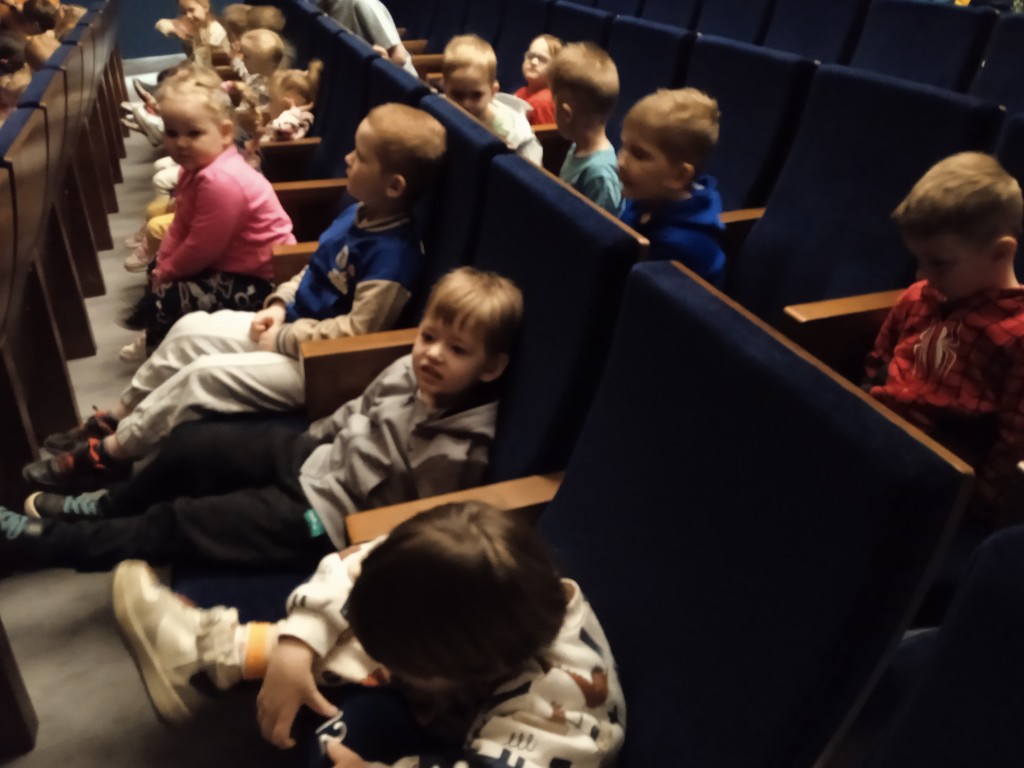 dzieci w domu kultury na przedstawieniu