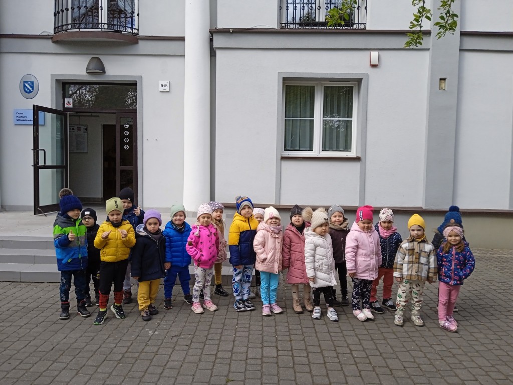 dzieci przed domem kultury