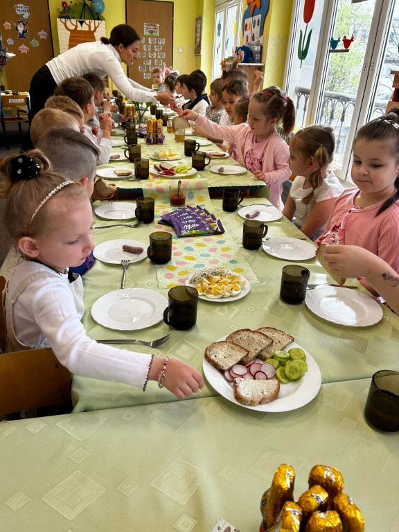 Dzieci jedzą śniadanie wielkanocne