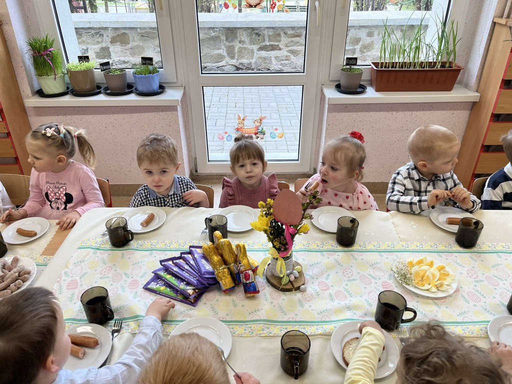 dzieci przy stole