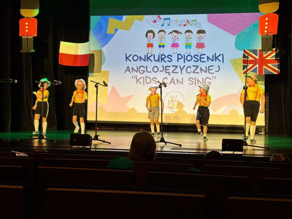 Dzieci występują przed publicznością