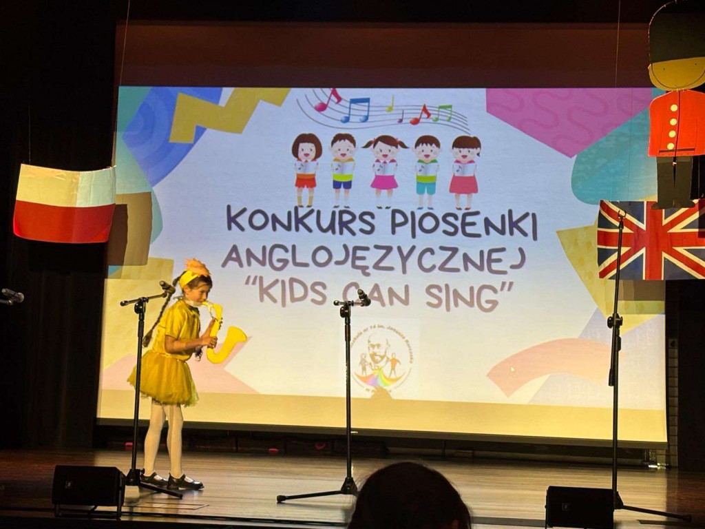 Dziewczynka występuje przed publicznością