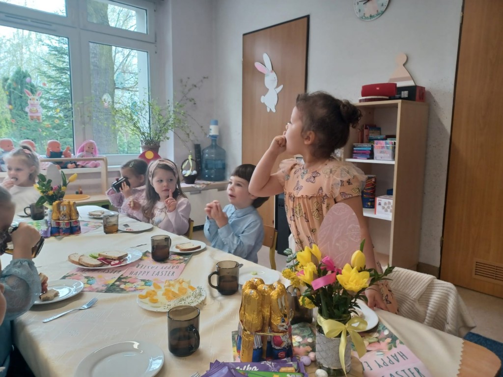 dzieci jedza sniadanie wielkanocne
