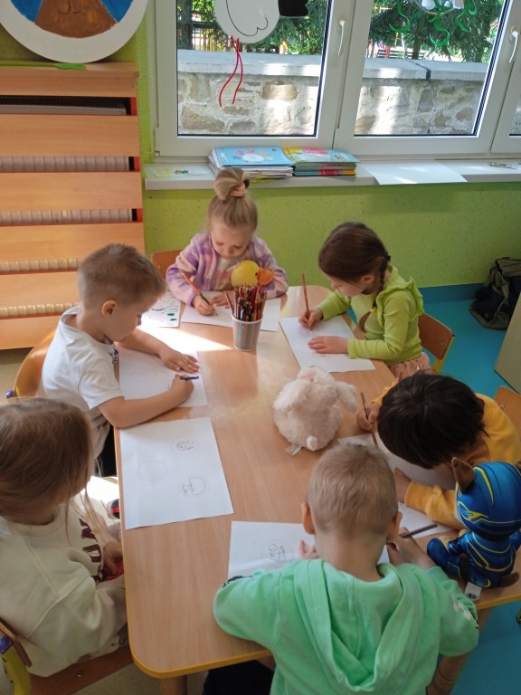 dzieci koloruja obrazki