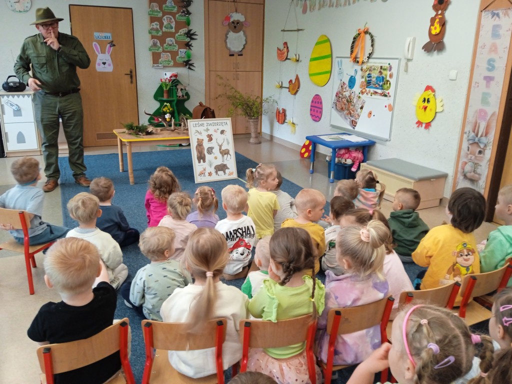 dzieci sluchaja lesniczego