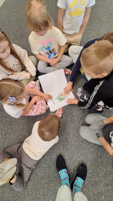 Dzieci oglądają książkę 