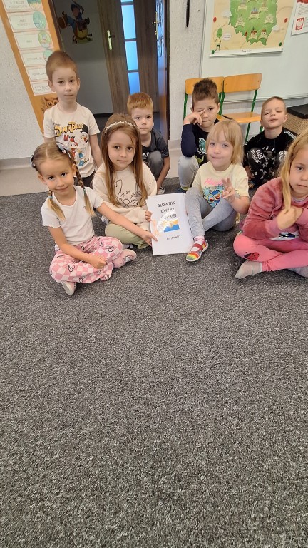 Dzieci oglądają książkę 