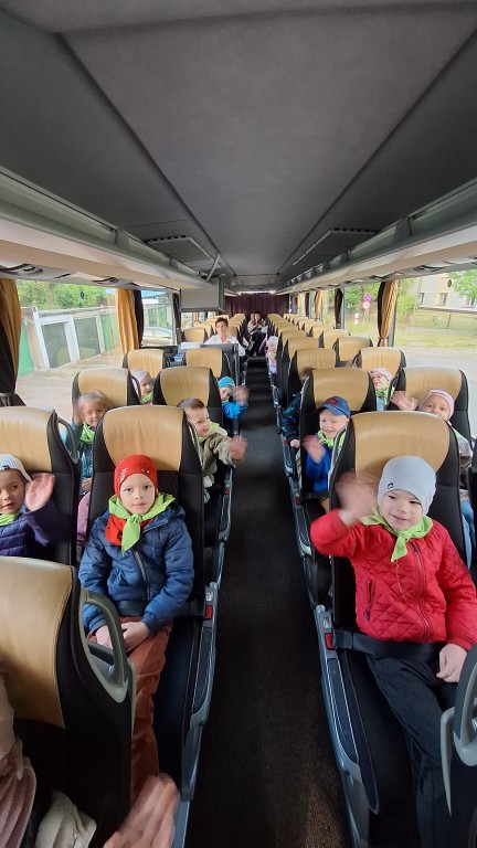 Dzieci jadą autobusem