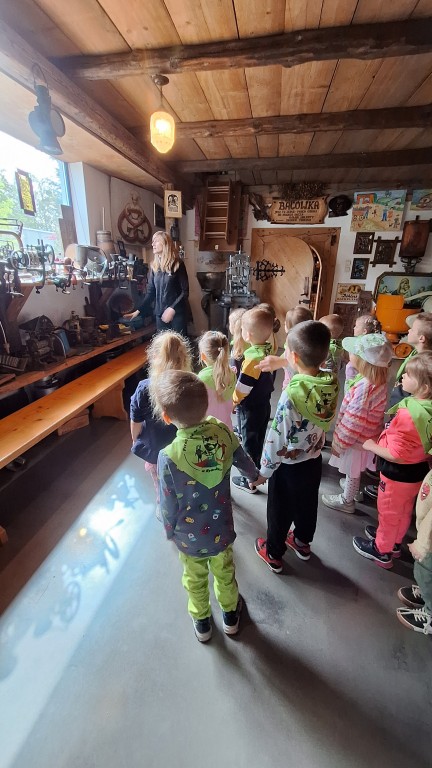 Dzieci zwiedzają muzeum