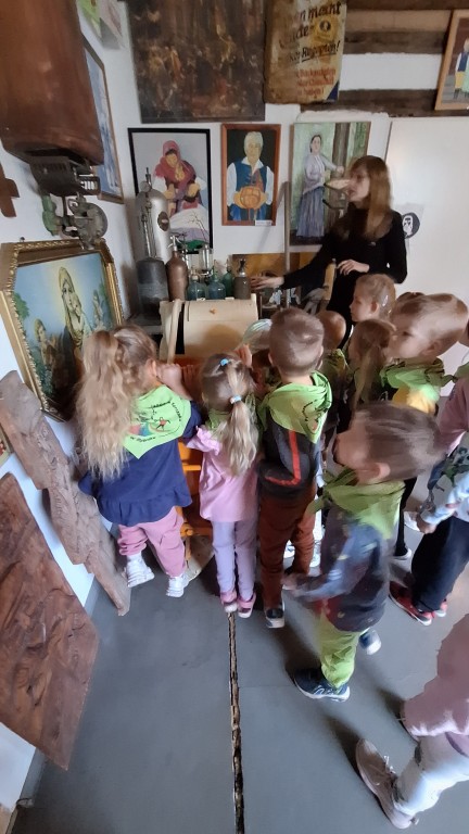 Dzieci zwiedzają muzeum