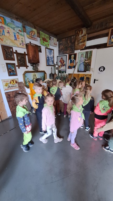 Dzieci zwiedzają muzeum