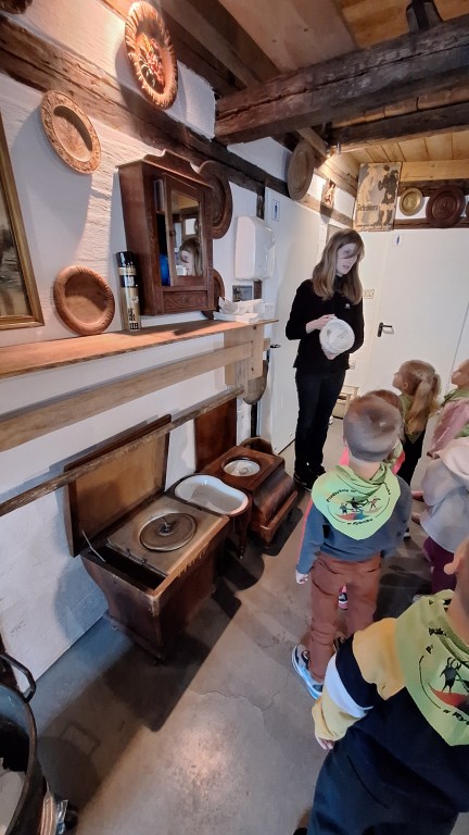 Dzieci zwiedzają muzeum