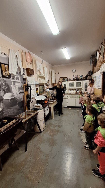 Dzieci zwiedzają muzeum