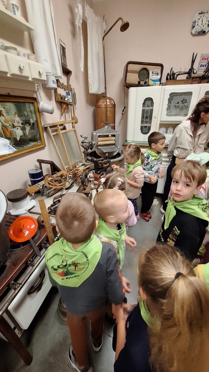 Dzieci zwiedzają muzeum