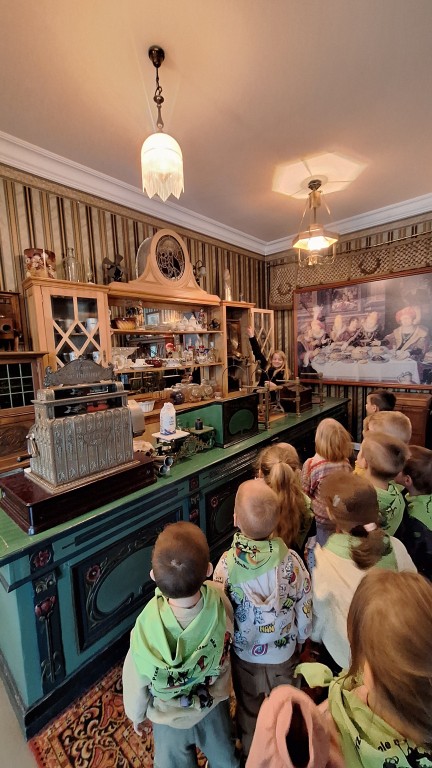 Dzieci zwiedzają muzeum