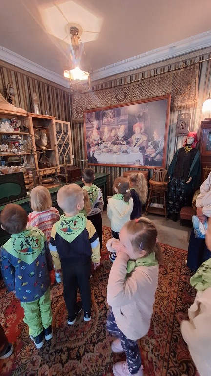 Dzieci zwiedzają muzeum