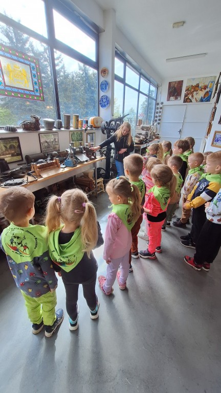 Dzieci zwiedzają muzeum