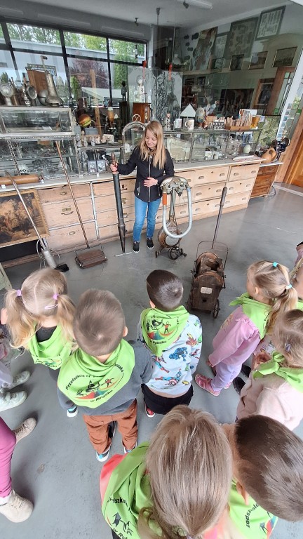 Dzieci zwiedzają muzeum