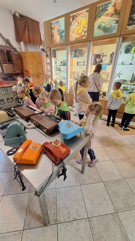 Dzieci zwiedzają muzeum