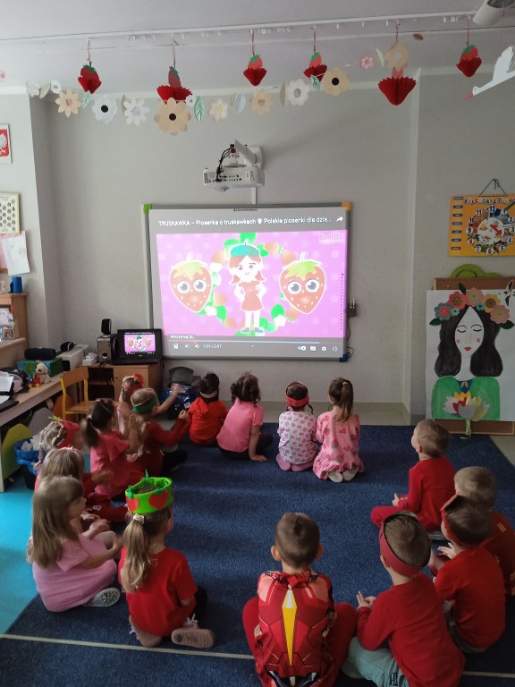 dzieci ogladaja film edukacyjny