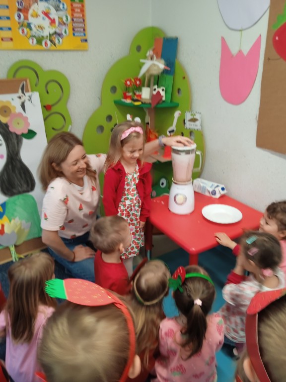 dzieci robia koktajl truskawkowy