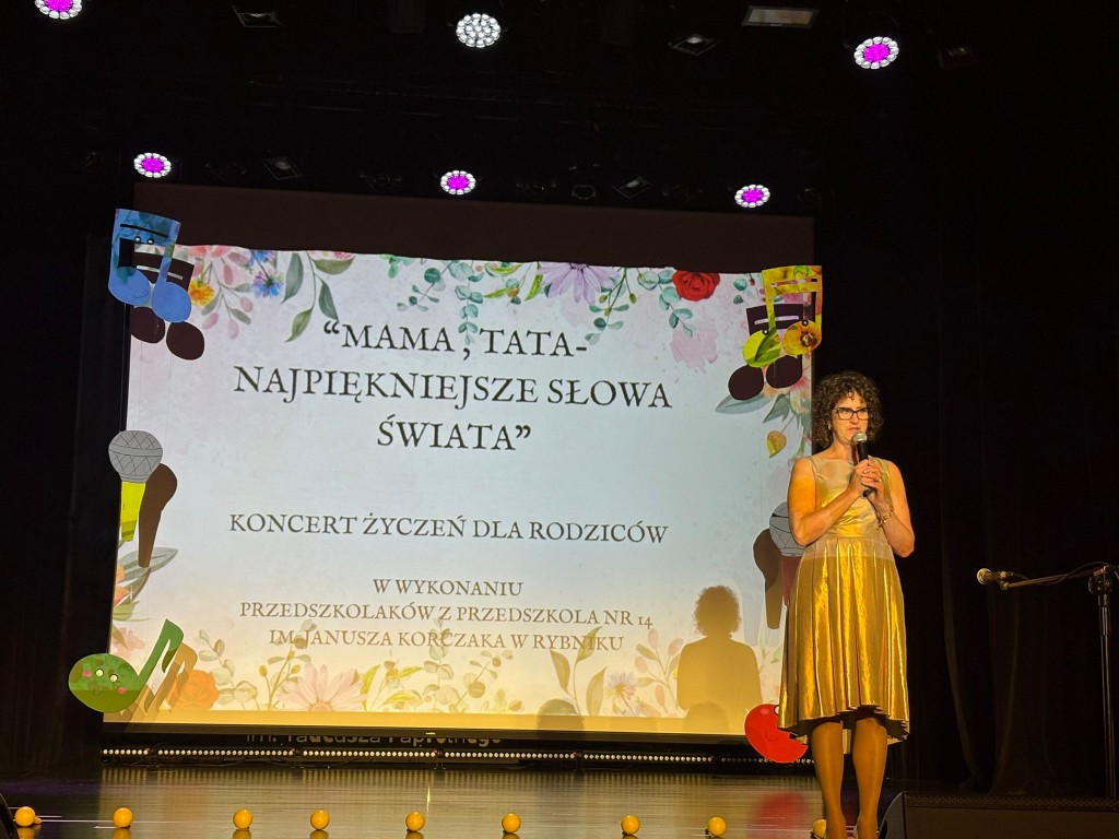 Pani Dyrektor wita rodzicow na wystepach z okazji dnia rodziny