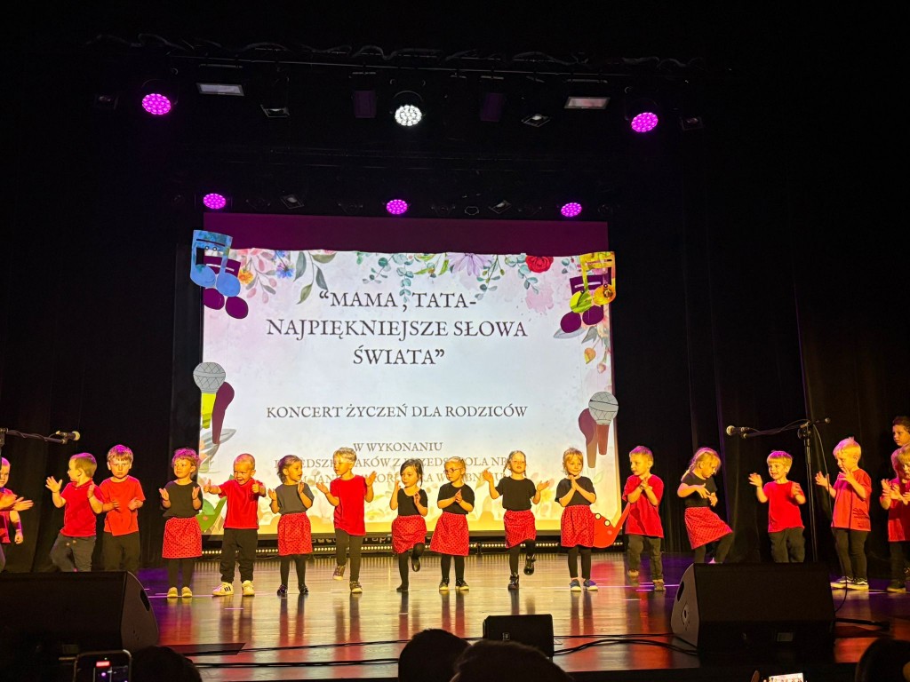 grupa maluchow wystepuje dla rodzicow w domu kultury