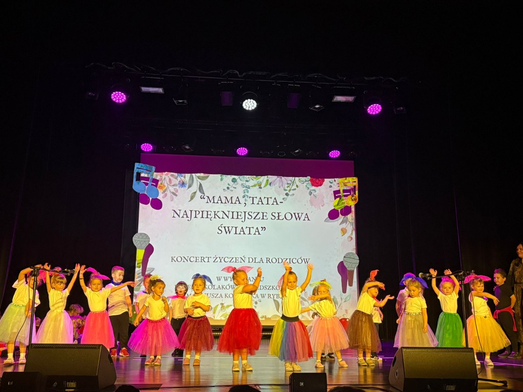 grupa mlodszakow wystepuje w domu kultury dla rodzicow