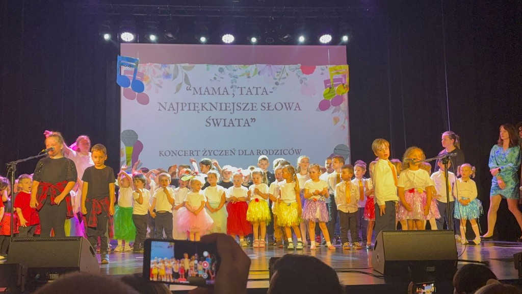 dzieci spiewaja piosenke dla rodzicow w domu kultury