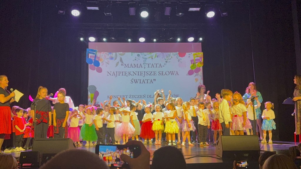 wszystkie przedszkolaki spiewaja piosenke dla rodzicow