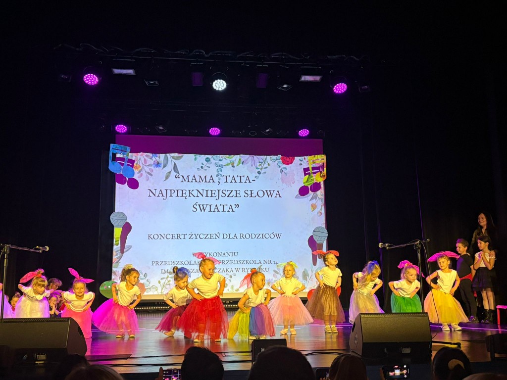 dzieci wystepuja dla rodzicow w domu kultury