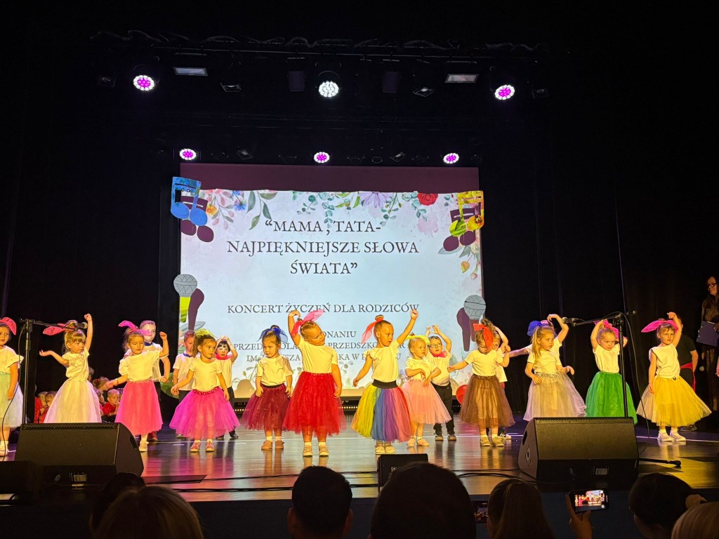 dzieci tancza dla rodzicow w domu kultury