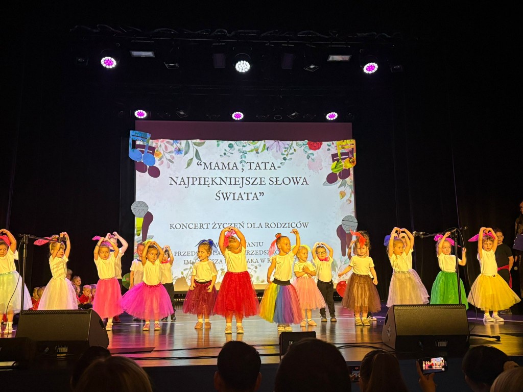 dzieci wystepuja w domu kultury z okazji dnia rodziny