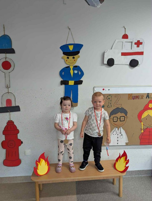Dzieci stoją na podium