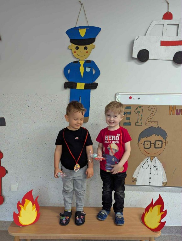 Dwoje dzieci pozuje z medalami do zdjęć