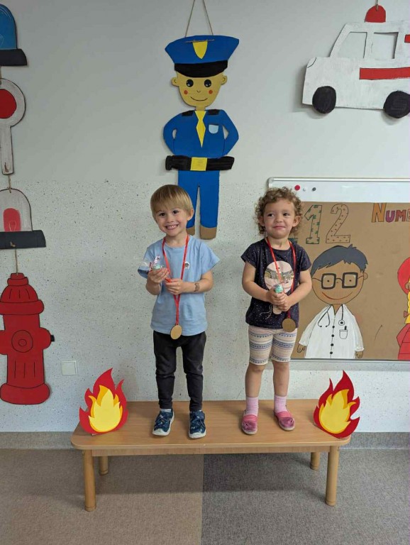 Dwoje dzieci pozuje na podium