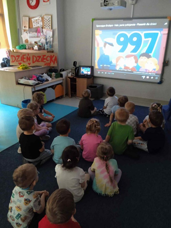 Dzieci oglądają teledysk do piosenki 997
