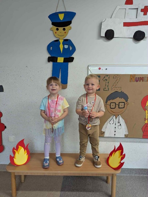 Dwoje dzieci pozuje do zdjęć