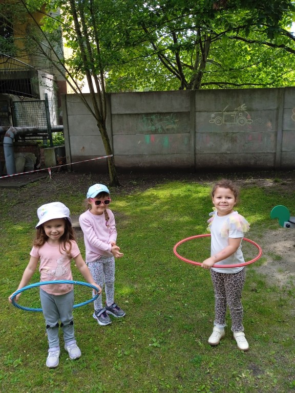 dziewczynki z hula hop