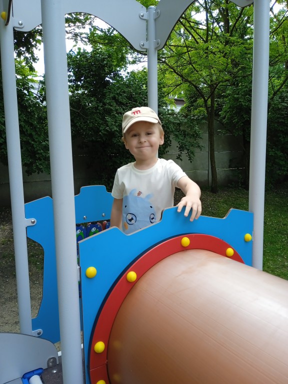 chlopiec na placu zabaw