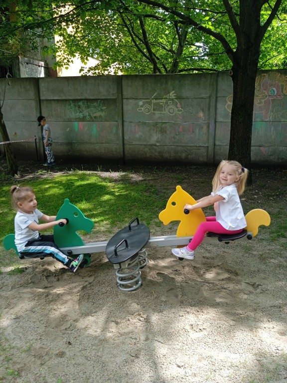 dziewczynki na placu zabaw