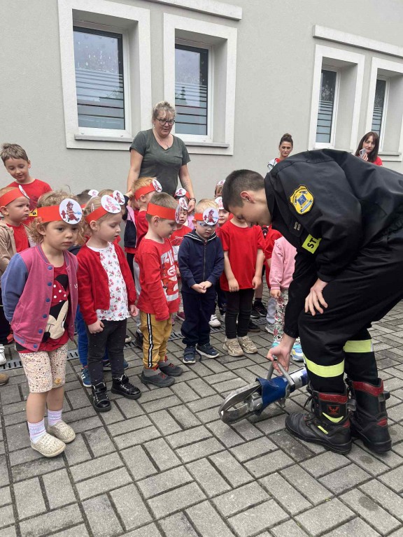 Dzieci słuchają prelekcji strażaków