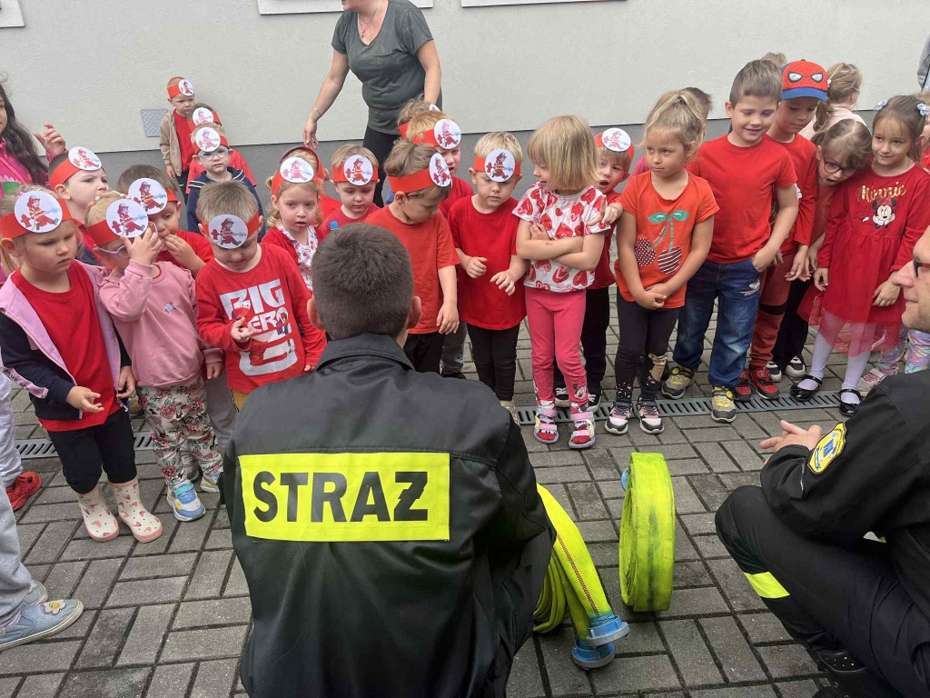Chłopiec w wozie strażackim